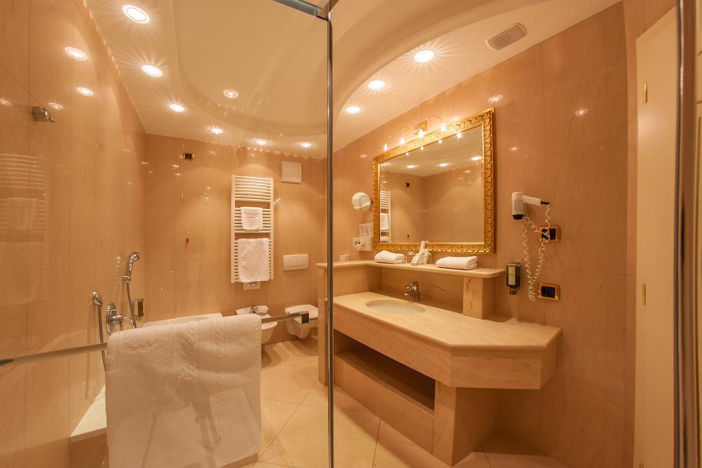 Cityhotel Goldener Adler B&B Chiusa Cameră foto